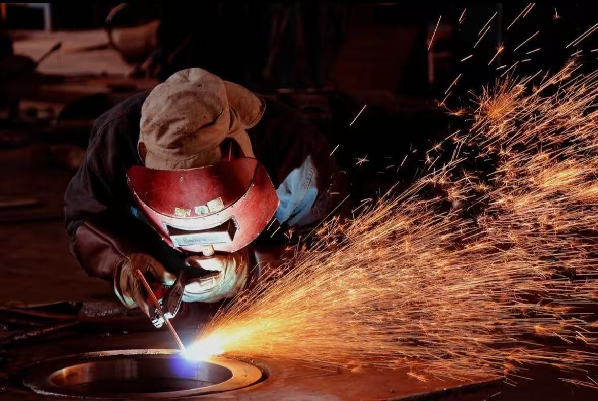 金屬加工中如何避免焊接飛濺損傷工件？